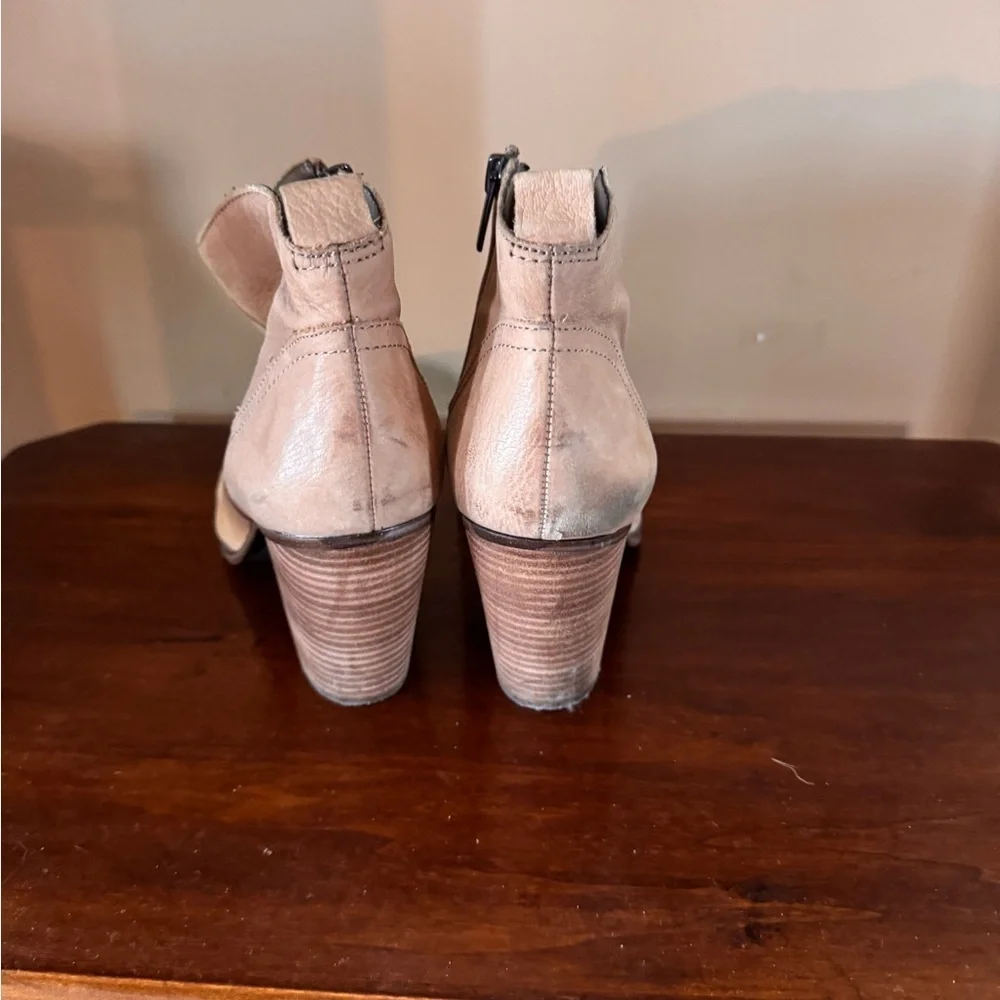 Vince Camuto Hartin Leather Ankle Boots in Taupe Tan with a Blockheel - Picture 5 of 11
